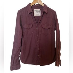 🎉 Stylish 100% cotton plum color Garage shirt size M.